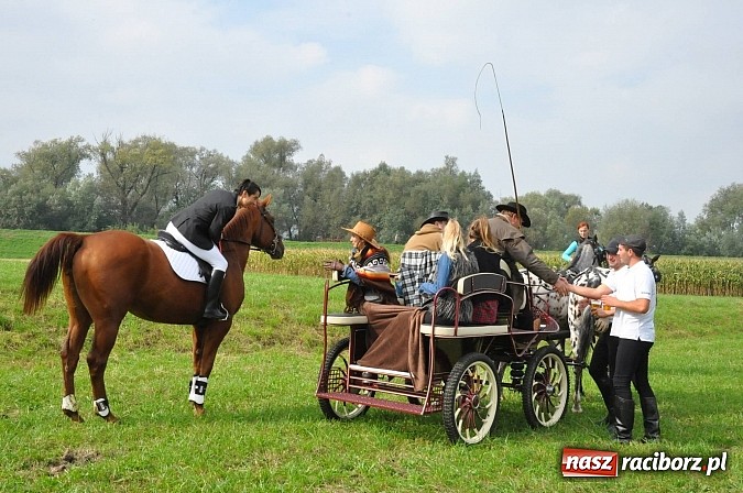 Zdjęcie w galerii na portalu naszraciborz.pl: Raciborski Hubertus 2014. Przy Huzarskiej na Ostrogu spotkali się miłośnicy koni wiadomości z regionu