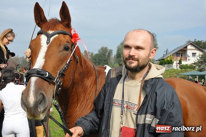 Zdjęcie w galerii na portalu naszraciborz.pl: Raciborski Hubertus 2014. Przy Huzarskiej na Ostrogu spotkali się miłośnicy koni wiadomości z regionu