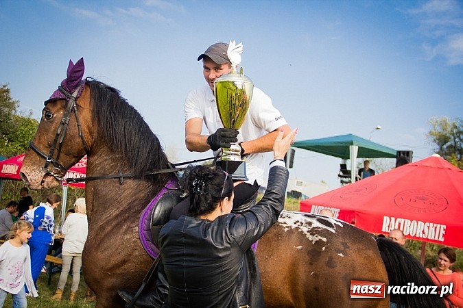 Zdjęcie w galerii na portalu naszraciborz.pl: Raciborski Hubertus 2014. Przy Huzarskiej na Ostrogu spotkali się miłośnicy koni wiadomości z regionu
