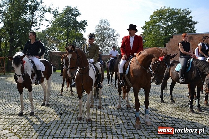 Zdjęcie w galerii na portalu naszraciborz.pl: Raciborski Hubertus 2014. Przy Huzarskiej na Ostrogu spotkali się miłośnicy koni wiadomości z regionu