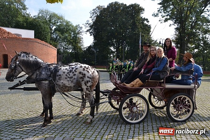 Zdjęcie w galerii na portalu naszraciborz.pl: Raciborski Hubertus 2014. Przy Huzarskiej na Ostrogu spotkali się miłośnicy koni wiadomości z regionu