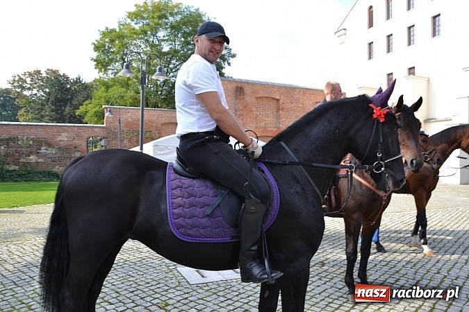 Zdjęcie w galerii na portalu naszraciborz.pl: Raciborski Hubertus 2014. Przy Huzarskiej na Ostrogu spotkali się miłośnicy koni wiadomości z regionu