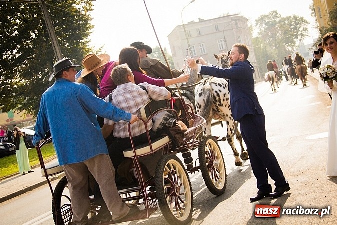 Zdjęcie w galerii na portalu naszraciborz.pl: Jeźdźcy życzyli sto lat młodej parze wiadomości z regionu