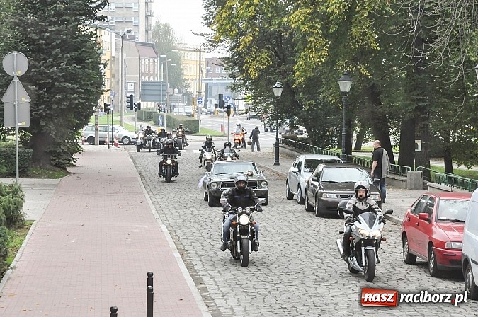 Zdjęcie w galerii na portalu naszraciborz.pl: Jeźdźcy życzyli sto lat młodej parze wiadomości z regionu