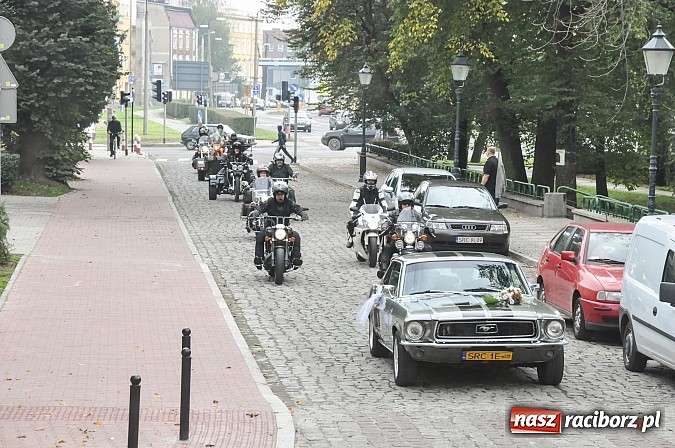 Zdjęcie w galerii na portalu naszraciborz.pl: Jeźdźcy życzyli sto lat młodej parze wiadomości z regionu