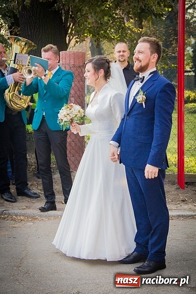 Zdjęcie w galerii na portalu naszraciborz.pl: Jeźdźcy życzyli sto lat młodej parze wiadomości z regionu