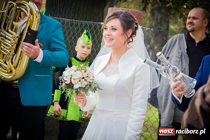 Zdjęcie w galerii na portalu naszraciborz.pl: Jeźdźcy życzyli sto lat młodej parze wiadomości z regionu