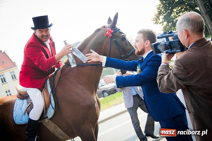 Zdjęcie w galerii na portalu naszraciborz.pl: Jeźdźcy życzyli sto lat młodej parze wiadomości z regionu
