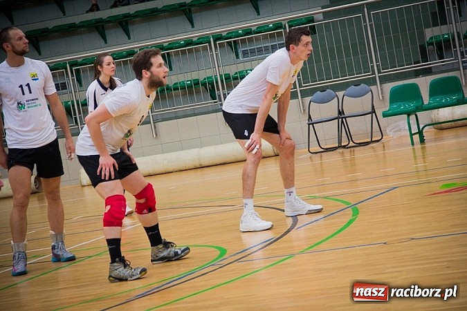Zdjęcie w galerii na portalu naszraciborz.pl: Spacer Czarnych Katowice w Arenie Rafako wiadomości z regionu