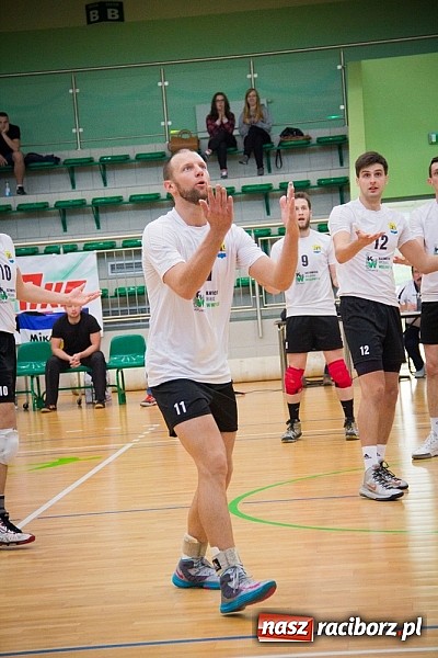 Zdjęcie w galerii na portalu naszraciborz.pl: Spacer Czarnych Katowice w Arenie Rafako wiadomości z regionu