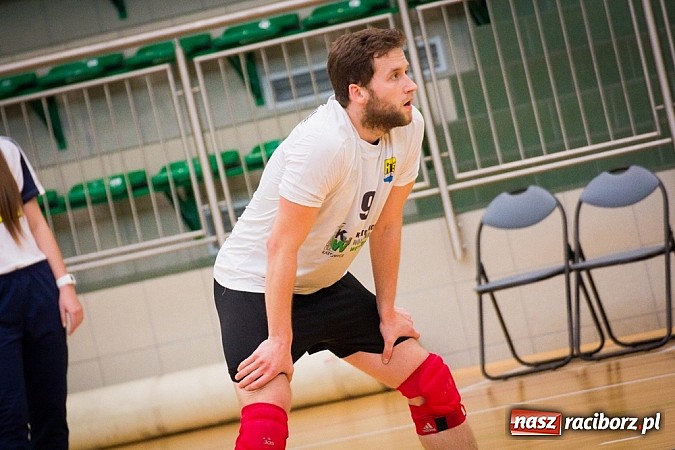 Zdjęcie w galerii na portalu naszraciborz.pl: Spacer Czarnych Katowice w Arenie Rafako wiadomości z regionu