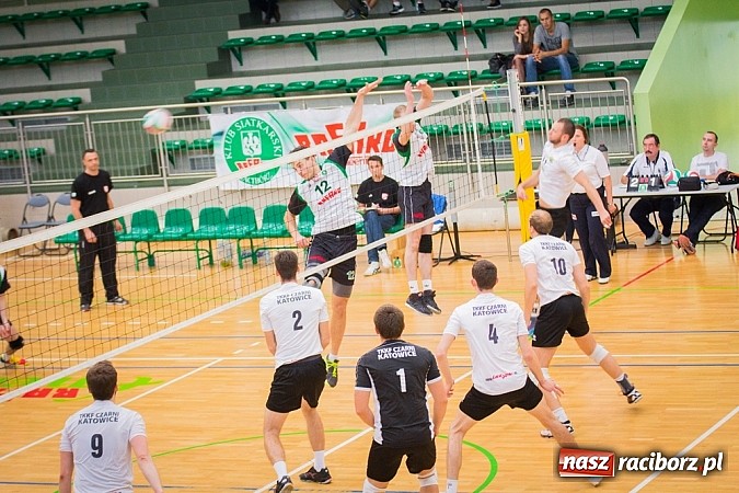 Zdjęcie w galerii na portalu naszraciborz.pl: Spacer Czarnych Katowice w Arenie Rafako wiadomości z regionu