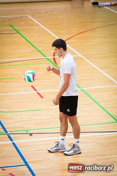 Zdjęcie w galerii na portalu naszraciborz.pl: Spacer Czarnych Katowice w Arenie Rafako wiadomości z regionu