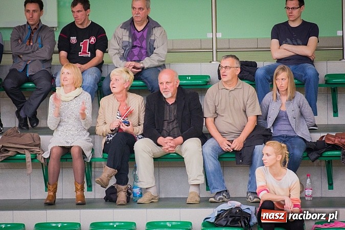 Zdjęcie w galerii na portalu naszraciborz.pl: Spacer Czarnych Katowice w Arenie Rafako wiadomości z regionu