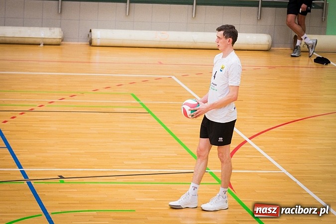 Zdjęcie w galerii na portalu naszraciborz.pl: Spacer Czarnych Katowice w Arenie Rafako wiadomości z regionu