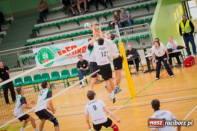 Zdjęcie w galerii na portalu naszraciborz.pl: Spacer Czarnych Katowice w Arenie Rafako wiadomości z regionu