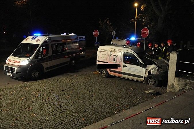 Zdjęcie w galerii na portalu naszraciborz.pl: Kierowca renault wjechał w mur wok&oacute;ł kościoła przy ulicy Warszawskiej. Był pijany w sztok wiadomości z regionu