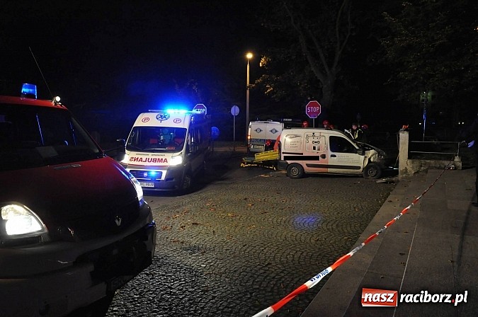 Zdjęcie w galerii na portalu naszraciborz.pl: Kierowca renault wjechał w mur wok&oacute;ł kościoła przy ulicy Warszawskiej. Był pijany w sztok wiadomości z regionu