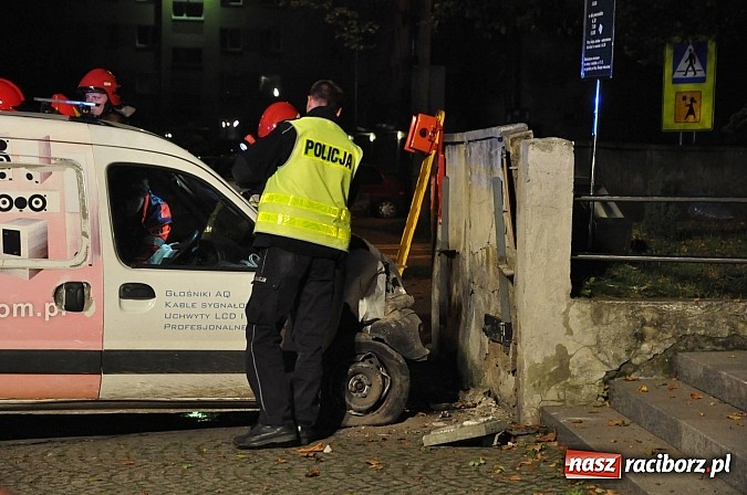 Zdjęcie w galerii na portalu naszraciborz.pl: Kierowca renault wjechał w mur wok&oacute;ł kościoła przy ulicy Warszawskiej. Był pijany w sztok wiadomości z regionu