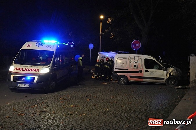 Zdjęcie w galerii na portalu naszraciborz.pl: Kierowca renault wjechał w mur wok&oacute;ł kościoła przy ulicy Warszawskiej. Był pijany w sztok wiadomości z regionu