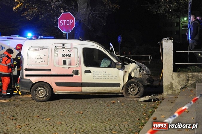 Zdjęcie w galerii na portalu naszraciborz.pl: Kierowca renault wjechał w mur wok&oacute;ł kościoła przy ulicy Warszawskiej. Był pijany w sztok wiadomości z regionu