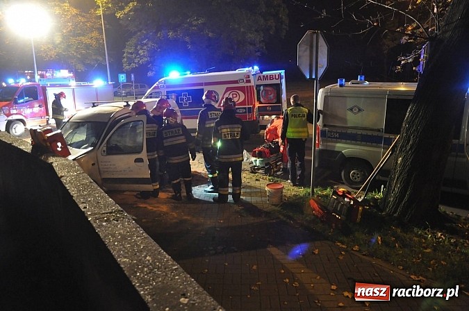 Zdjęcie w galerii na portalu naszraciborz.pl: Kierowca renault wjechał w mur wok&oacute;ł kościoła przy ulicy Warszawskiej. Był pijany w sztok wiadomości z regionu