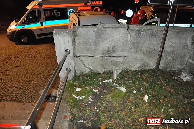 Zdjęcie w galerii na portalu naszraciborz.pl: Kierowca renault wjechał w mur wok&oacute;ł kościoła przy ulicy Warszawskiej. Był pijany w sztok wiadomości z regionu