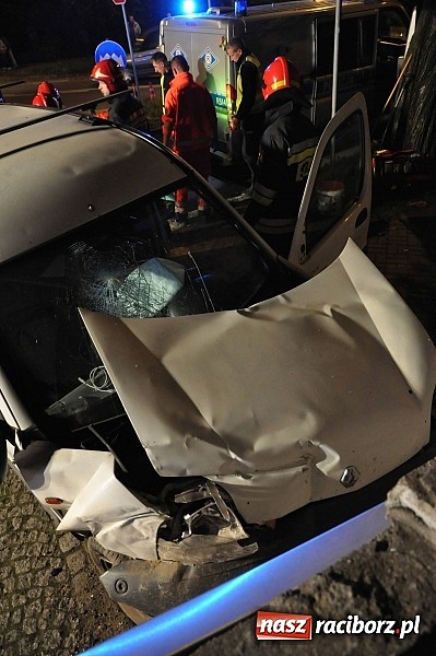 Zdjęcie w galerii na portalu naszraciborz.pl: Kierowca renault wjechał w mur wok&oacute;ł kościoła przy ulicy Warszawskiej. Był pijany w sztok wiadomości z regionu