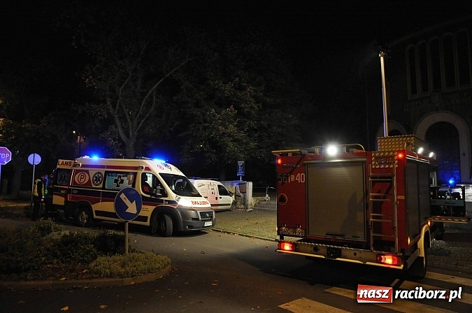 Zdjęcie w galerii na portalu naszraciborz.pl: Kierowca renault wjechał w mur wok&oacute;ł kościoła przy ulicy Warszawskiej. Był pijany w sztok wiadomości z regionu