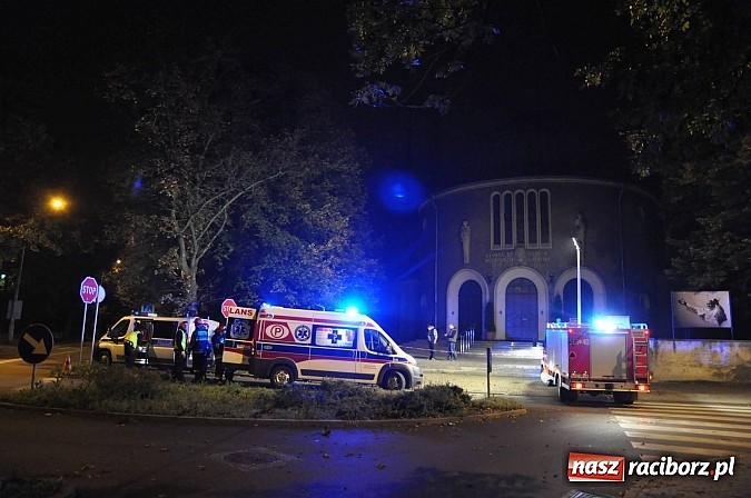 Zdjęcie w galerii na portalu naszraciborz.pl: Kierowca renault wjechał w mur wok&oacute;ł kościoła przy ulicy Warszawskiej. Był pijany w sztok wiadomości z regionu