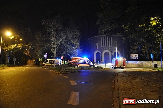 Zdjęcie w galerii na portalu naszraciborz.pl: Kierowca renault wjechał w mur wok&oacute;ł kościoła przy ulicy Warszawskiej. Był pijany w sztok wiadomości z regionu