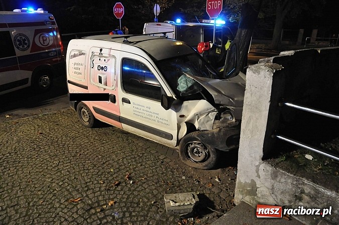 Zdjęcie w galerii na portalu naszraciborz.pl: Kierowca renault wjechał w mur wok&oacute;ł kościoła przy ulicy Warszawskiej. Był pijany w sztok wiadomości z regionu