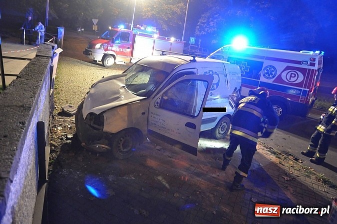 Zdjęcie w galerii na portalu naszraciborz.pl: Kierowca renault wjechał w mur wok&oacute;ł kościoła przy ulicy Warszawskiej. Był pijany w sztok wiadomości z regionu