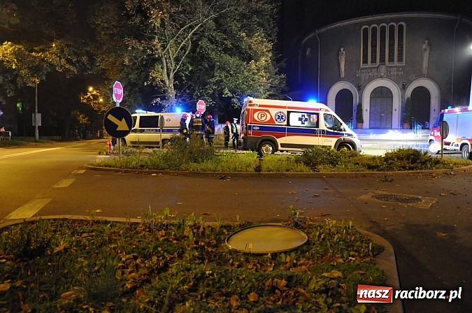 Zdjęcie w galerii na portalu naszraciborz.pl: Kierowca renault wjechał w mur wok&oacute;ł kościoła przy ulicy Warszawskiej. Był pijany w sztok wiadomości z regionu