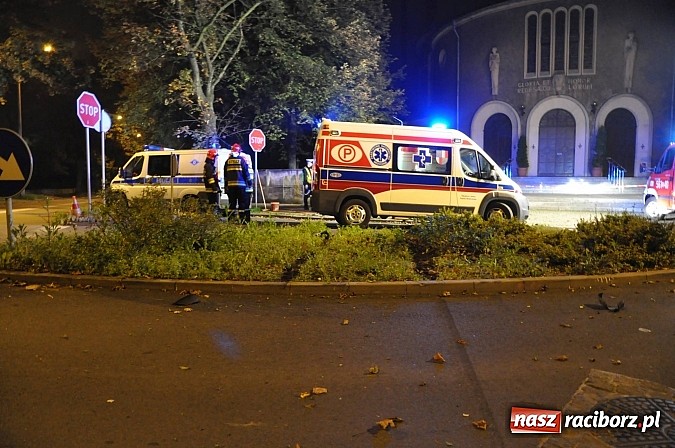 Zdjęcie w galerii na portalu naszraciborz.pl: Kierowca renault wjechał w mur wok&oacute;ł kościoła przy ulicy Warszawskiej. Był pijany w sztok wiadomości z regionu