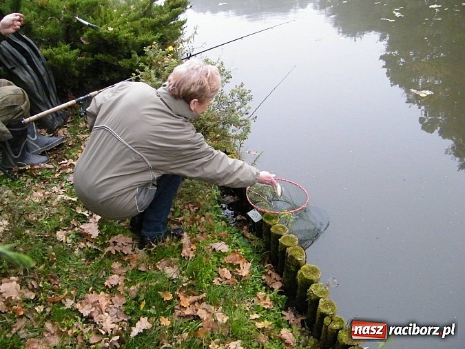 Zdjęcie w galerii na portalu naszraciborz.pl: Na stawie przy Aquabraxie odbyły się zawody wędkarskie wiadomości z regionu