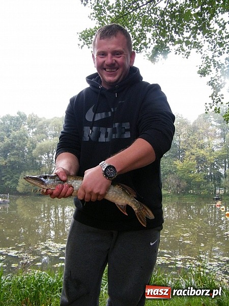 Zdjęcie w galerii na portalu naszraciborz.pl: Na stawie przy Aquabraxie odbyły się zawody wędkarskie wiadomości z regionu