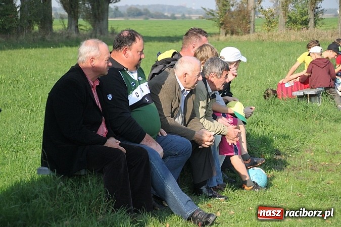 Zdjęcie w galerii na portalu naszraciborz.pl: Boisko w Wojnowicach szczęśliwe dla Bieńkowic wiadomości z regionu