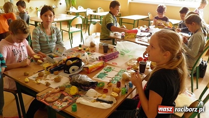 Zdjęcie w galerii na portalu naszraciborz.pl: Wiwat skrobia! ZSO w Kuźni Raciborskiej obchodziło święto ziemniaka wiadomości z regionu