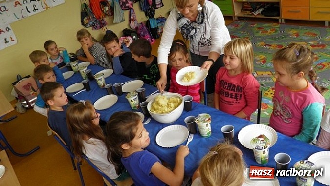 Zdjęcie w galerii na portalu naszraciborz.pl: Wiwat skrobia! ZSO w Kuźni Raciborskiej obchodziło święto ziemniaka wiadomości z regionu