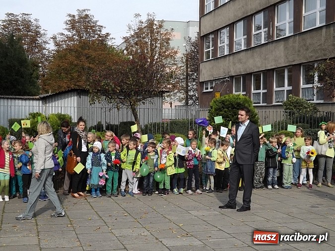 Zdjęcie w galerii na portalu naszraciborz.pl: Zielona flaga powiewa już nad SP 1 w Raciborzu wiadomości z regionu