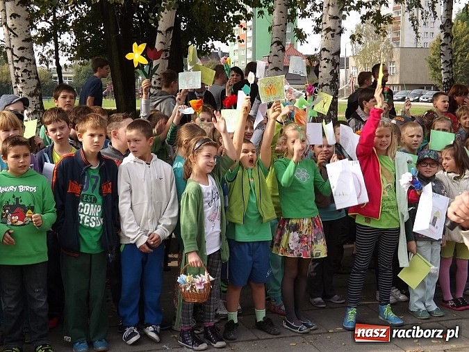 Zdjęcie w galerii na portalu naszraciborz.pl: Zielona flaga powiewa już nad SP 1 w Raciborzu wiadomości z regionu