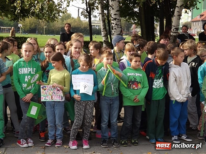 Zdjęcie w galerii na portalu naszraciborz.pl: Zielona flaga powiewa już nad SP 1 w Raciborzu wiadomości z regionu