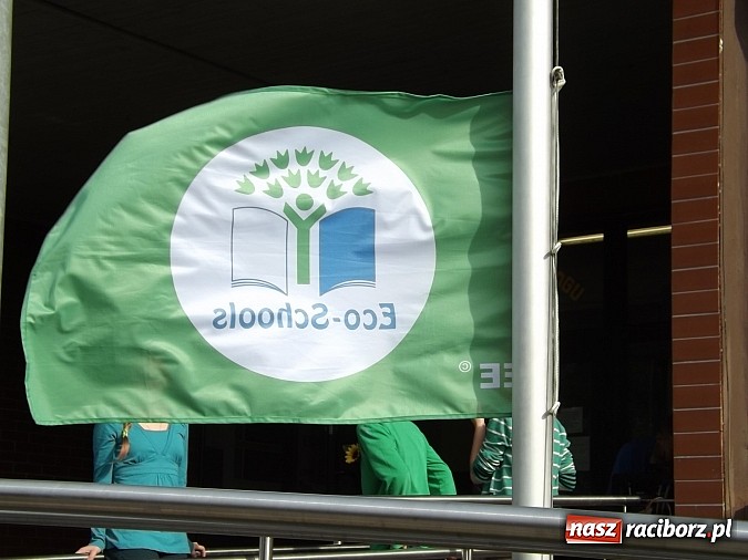 Zdjęcie w galerii na portalu naszraciborz.pl: Zielona flaga powiewa już nad SP 1 w Raciborzu wiadomości z regionu