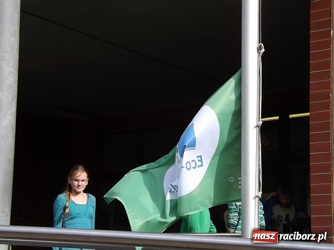 Zdjęcie w galerii na portalu naszraciborz.pl: Zielona flaga powiewa już nad SP 1 w Raciborzu wiadomości z regionu