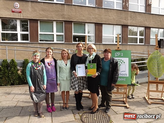 Zdjęcie w galerii na portalu naszraciborz.pl: Zielona flaga powiewa już nad SP 1 w Raciborzu wiadomości z regionu