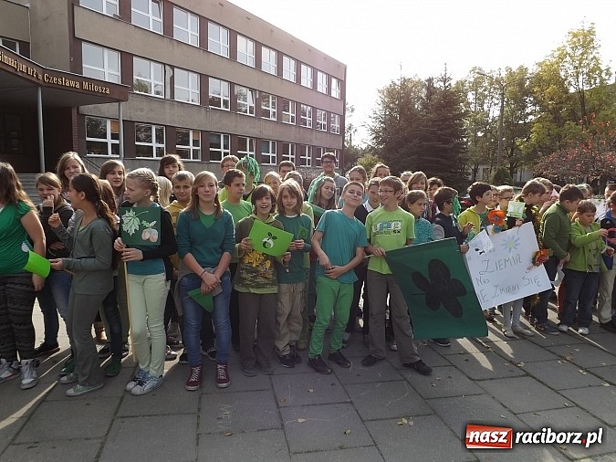 Zdjęcie w galerii na portalu naszraciborz.pl: Zielona flaga powiewa już nad SP 1 w Raciborzu wiadomości z regionu