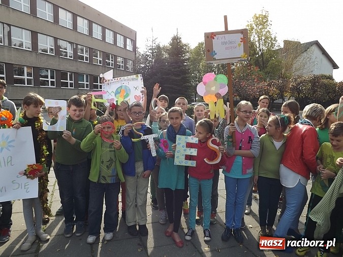 Zdjęcie w galerii na portalu naszraciborz.pl: Zielona flaga powiewa już nad SP 1 w Raciborzu wiadomości z regionu