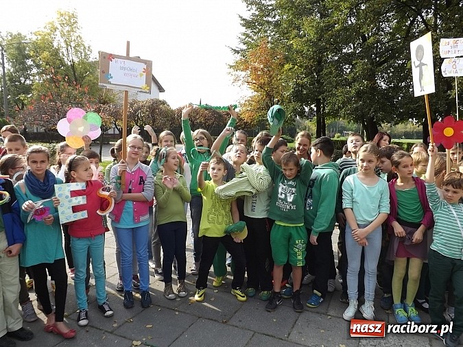 Zdjęcie w galerii na portalu naszraciborz.pl: Zielona flaga powiewa już nad SP 1 w Raciborzu wiadomości z regionu