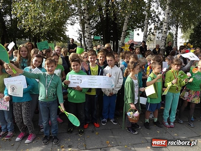 Zdjęcie w galerii na portalu naszraciborz.pl: Zielona flaga powiewa już nad SP 1 w Raciborzu wiadomości z regionu